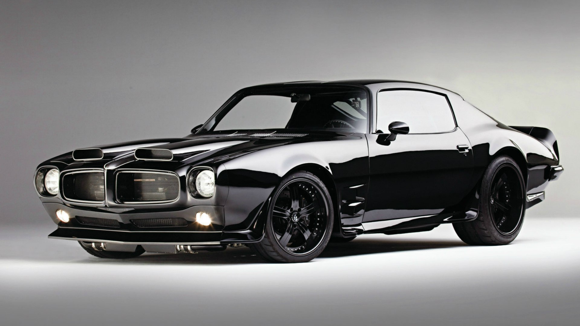 Черный Pontiac Firebird 1970 на сером фоне